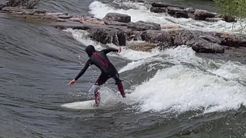 River Surfer attempting to ride Brennan's Wave, Clark Fork River Missoula 库存影片 339974247