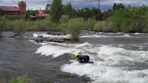 River Surfing Attempt by Yellow Helmet Wetsuit Guy at Brennans Wave, Missoula 库存影片 340242877