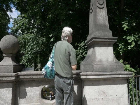 River surfing in Munich 스톡 동영상 69485284