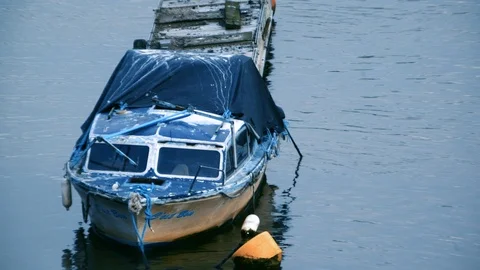 RIVER TAMES BOAT TIMELAPSE Stock Footage 107180636