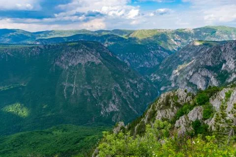 The river Tara flows at the depth of the canyon among the mountains. Foto stock
