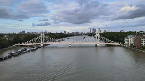 River Thames and Albert Bridge, skyline in background Vídeos de archivo 160172098