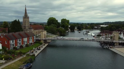 River Thames and cityscape with crossed Marlow Bridge, Buckinghamshire, England. Vídeos de archivo 295932365