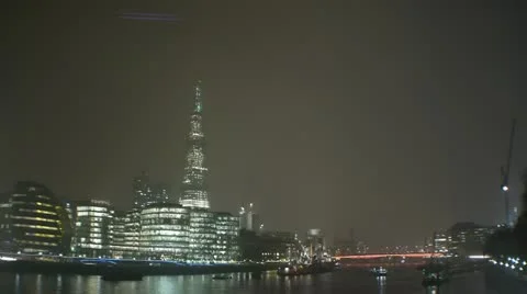 River Thames and Shard view foggy night 스톡 동영상 11373439