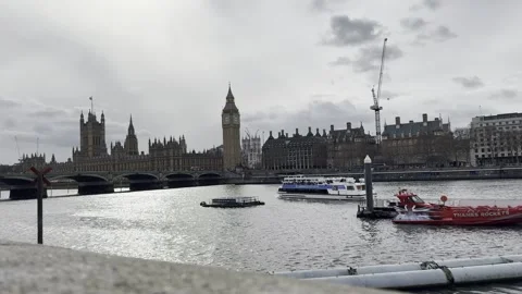 River Thames Boat Passing Big Ben and Houses of Parliament London Vidéo 331822503