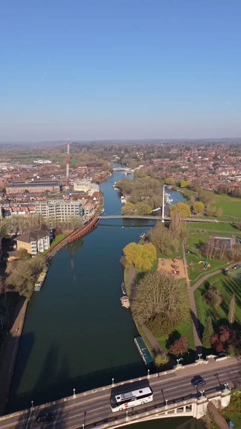 River Thames drone video of Reading in Berkshire, England Stock-Footage 331116961
