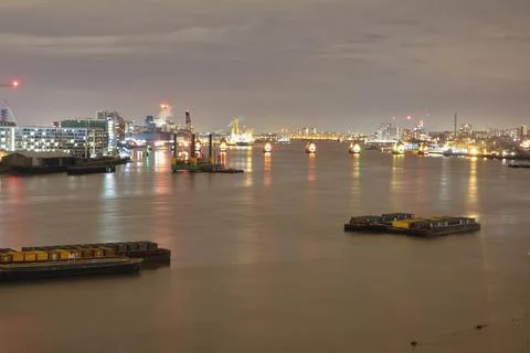 River Thames with far view of the Flood Barriers that designed to prevent cen Stockfoto's