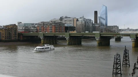The river Thames in London  스톡 동영상 99409840