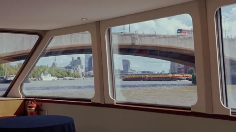 River Thames from a luxury boat window 動画素材 321551557
