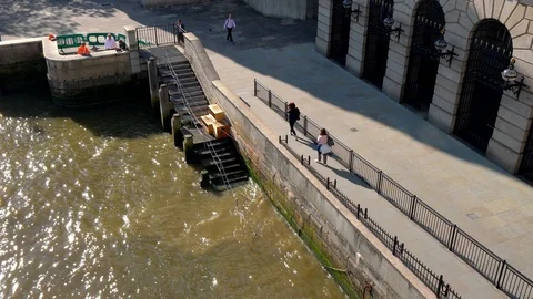 River Thames Path walking path on a sunny day Stock Footage 108553760