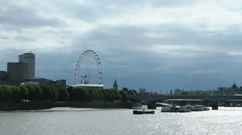 River Thames in summer Vídeo Stock 10731047