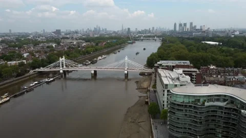 River thames towards Albert Bridge, Battersea, wandsworth, london, england. Stock Footage 181616036