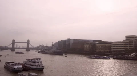 River Thames with Tower bridge in background 20151103b Vídeos de archivo 59859239