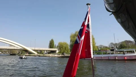 River Thames tracking shot, British Red Ensign flag Stock Footage 181578575