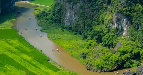 River through the Karst Mountains in Ninh Binh Province Video stock 89705214