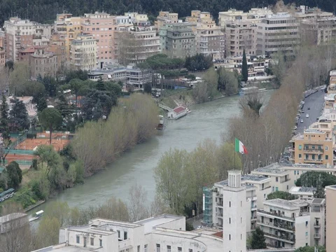 The river Tiber flowing inside of Rome, with traffic Stock Footage 73991617