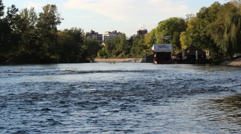 River in timelapse. The boat is on the river. Trees around the river. Kraljevo. Vídeo Stock 40582067