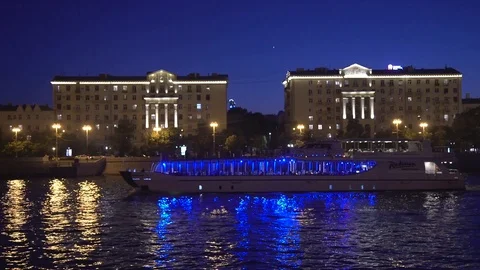 River tram floating on the Moscow river, the Landscape of the city at night. Stock-Footage 109601993