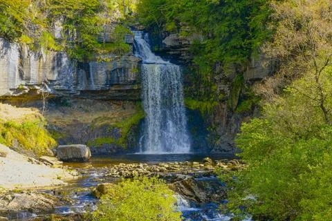 The River Twiss falling over the Thornton Force waterfall near Ingleton 库存照片