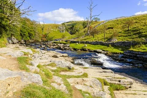 The River Twiss flows down towards Thornton Force, Ingleton. Stockfoto's