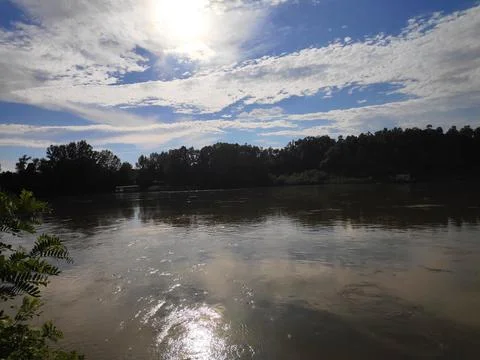 River Under a Clear Blue Sky Stock-Fotos