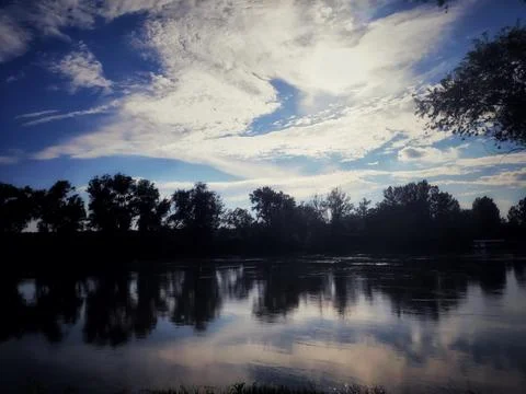 River Under Cloudy Sky Foto stock