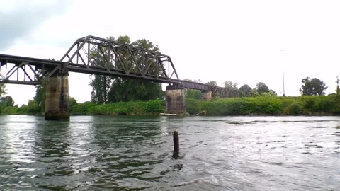 River under old bridge. Vidéo 156637787