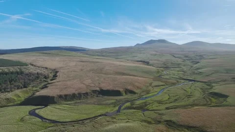 River Usk and Black Mountain, Brecon Beacons National Park, Wales, England 库存影片 292460273