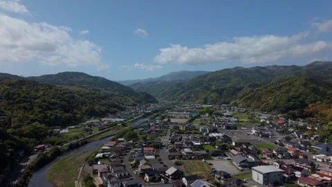 River valley town spreading along a winding river between forested mountains in 库存影片 345184219