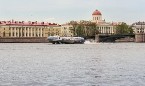 River vessel under hydrofoils. Foto stock