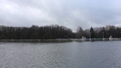 River view at the city park during winter season Vídeos de archivo 124008516