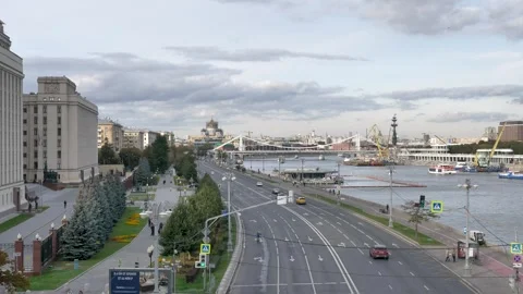 River View Toward Krymsky Bridge and Christ the Saviour Cathedral from the 스톡 동영상 339249277