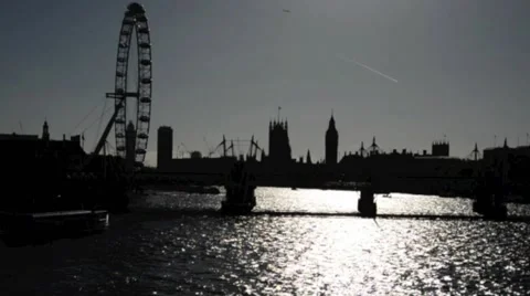 A river view of Westminster Palace, Big Ben and The London Eye . 스톡 동영상 43106265