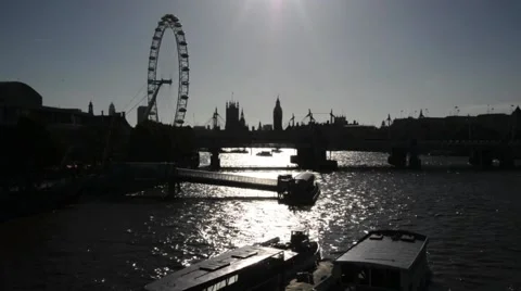 A river view of Westminster Palace, Big Ben and The London Eye . 스톡 동영상 43106392