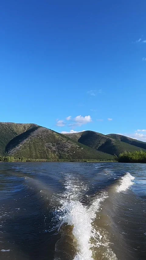 River Wake with Mountain Landscape Under Clear Sky Vidéo 341409807