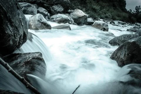 River with water floating on rocks Foto stock