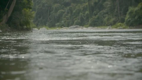 RIVER WATER FLOWING SLOW MOTION-(HD) Stockbeeldmateriaal 145355922