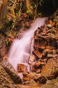 River water flows through rocks. Foto stock