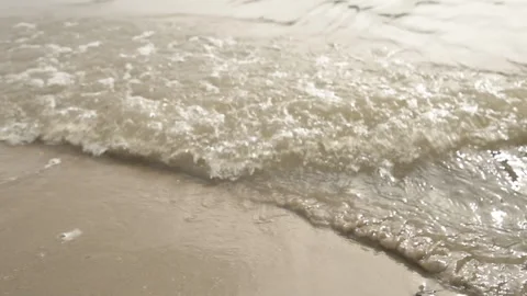 River water waves splashing rocks and sand on the riverbank Vídeos de archivo 140865384