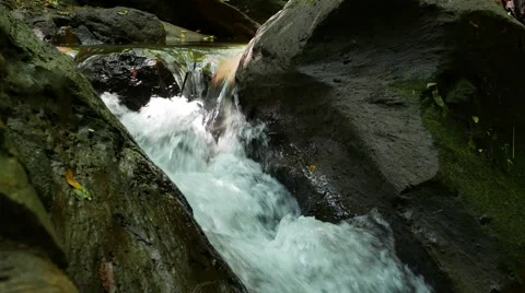 River waterfall in the rocks 库存影片 50875161