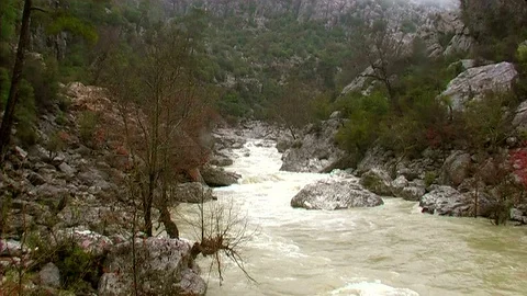 River waters flowing from mountains 库存影片 104373610
