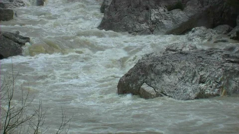 River waters flowing from mountains Vidéo 104397925