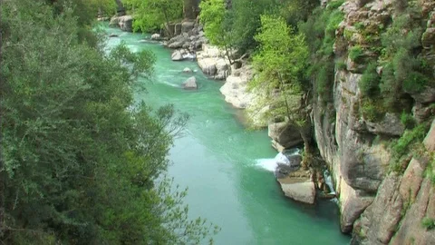 River waters flowing from the mountains 動画素材 104402305