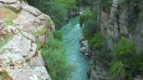River waters flowing from the mountains 動画素材 104404799