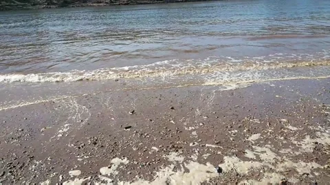 River Waves Rushing To The Shore 库存影片 132129374