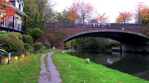 River Wey Towpath, Wharf pool and bridge on River Wey Navigation, Canal and 스톡 동영상 125084157