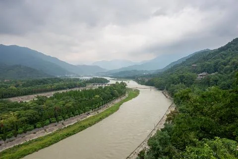 River winding through lush greenery in DuJiangYan, Sichuan provi Stock-Fotos