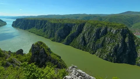 River winds through deep, green canyon. Balkan, Eastern Europe, POV Vídeos de archivo 333348778