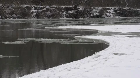 The river in winter Stockbeeldmateriaal 62506575