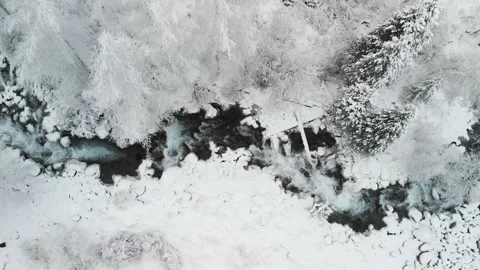 River in the winter snow forest in the mountains 库存影片 143373381